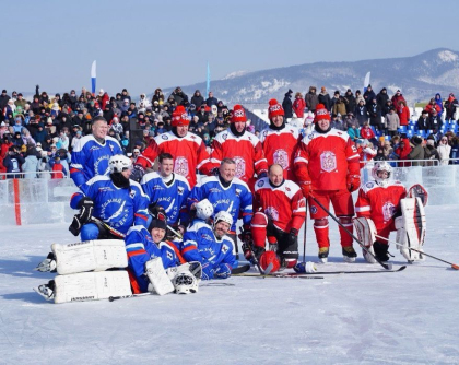 Хоккейный матч со звездами мирового спорта прошел на льду Байкала