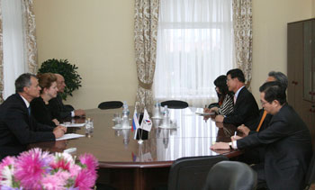 Людмила Берлина встретилась с чрезвычайным полномочным послом Республики Корея в России Ли Юн Хо 