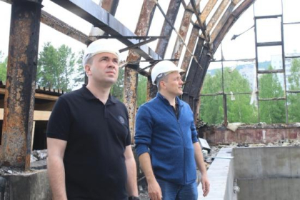 Артём Лобков и Виталий Перетолчин проверили ход капремонта спорткомплекса «Олимпиец» в Усть-Илимске, возобновлённого после пожара