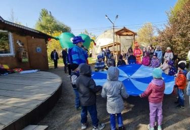 Депутат ЗС Алексей Распутин поддержал инклюзивный детский фестиваль в иркутском зоосаде