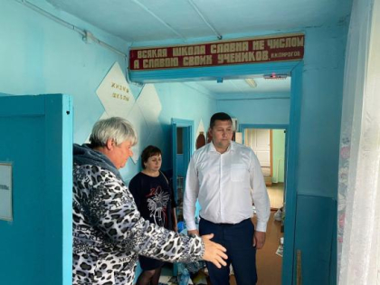 Фёдор Саломатов организовал обследование аварийной школы в деревне Быстрая Слюдянского района