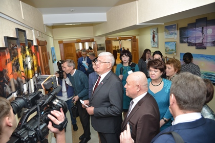 В преддверии празднования 80-летия Иркутской области в Заксобрании открылась выставка народного творчества Чунского района