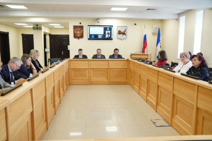 Организацию выплат детских пособий в Иркутской области обсудили на заседании комитета по здравоохранению и соцзащите