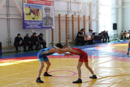 Кузьма Алдаров принял участие в открытии межрегионального турнира по вольной борьбе ко Дню Победы