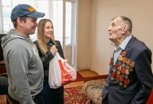 Волонтёры благотворительного фонда Павла Сумарокова вручили подарки ветеранам Великой Отечественной войны Усольского района