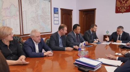 В преддверии сессии состоялась встреча депутатов ЗС с главой региона Игорем Кобзевым