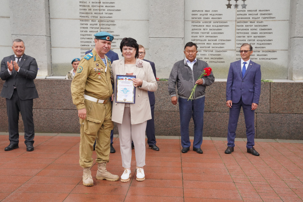 Ольга Носенко и Кузьма Алдаров приняли участие в праздновании дня Воздушно-десантных войск