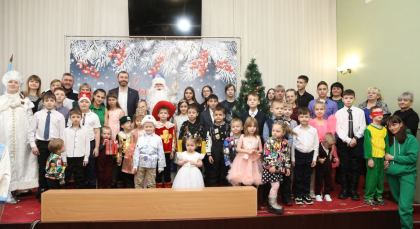 Спикер ЗС вручил подарки детям участников СВО из Черемхова
