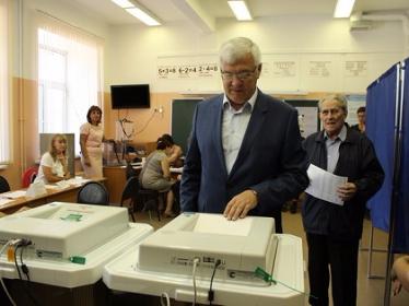 Председатель Законодательного Собрания Сергей Брилка принял участие в голосовании по выборам губернатора Иркутской области