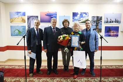 Законодательное Собрание наградило участницу фотоконкурса, посвященного Байкалу