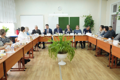 Новые программы по развитию сельских территорий обсудили с усольскими педагогами депутаты ЗС