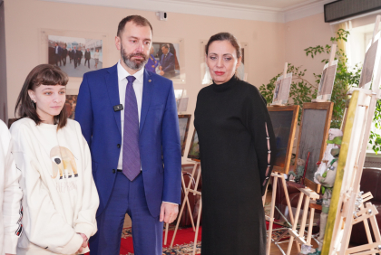 Мать участника СВО Дениса Федулова посетила выставку кукол героев-воинов в ЗС 