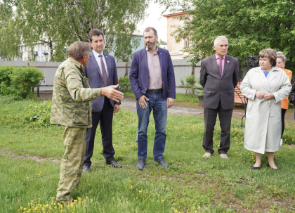 Александр Ведерников проверил ход капремонта гарнизонного дома офицеров в Среднем   