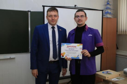 Артём Лобков наградил усть-илимских старшеклассников, победивших в конкурсе рисунка