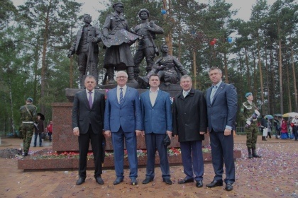 Сергей Брилка принял участие в открытии памятника первостроителям Ангарска и поздравил ангарчан с Днем города
