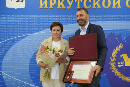 Александр Ведерников наградил Почетной грамотой ЗС врача из Ольхонского района