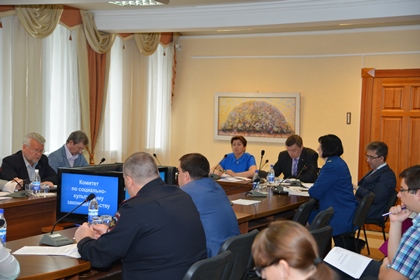  Комитет по социально-культурному законодательству готовит вопросы к сессии