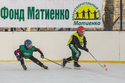 Турниры по мини-хоккею с мячом провёл в Иркутске благотворительный фонд Владимира Матиенко