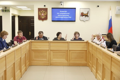 Вопрос обеспечения детей-сирот жильем в Иркутской области рассмотрел комитет по социально-культурному законодательству