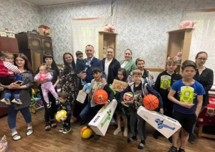 Николай Труфанов вручил подарки детям из кризисного центра для женщин «Мария»