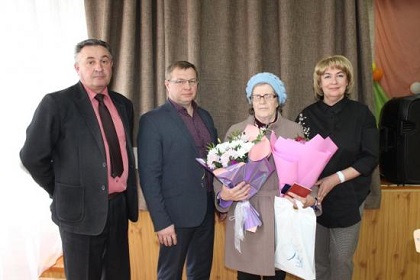 Ольга Безродных вручила медаль «Матери Защитника Отечества» жительнице посёлка Тыреть