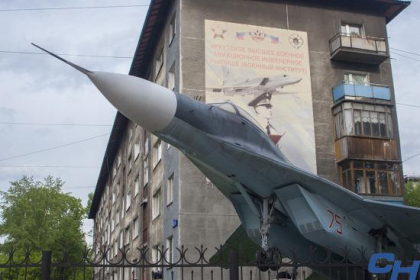 Александр Вепрев помог реконструировать самолёт-памятник, установленный у школы № 21 имени Ю.А. Гагарина в Иркутске