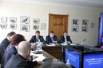 Депутаты обсудили соблюдение нормативов формирования расходов на оплату труда муниципальных служащих области в 2010 году