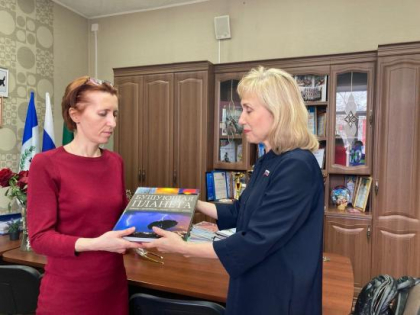 Депутат ЗС Антонина Кокошникова подарила книги двум школьным библиотекам Ангарска