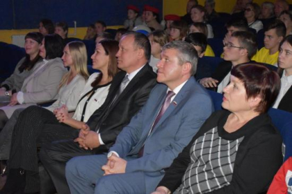 Тимур Сагдеев и Елена Крыжановская поздравили с 10-летием Молодёжный парламент Алзамая