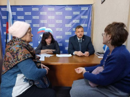 Несколько приемов граждан провели депутаты ЗакСобрания в Ангарске