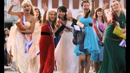 Выпускницам детдомов в Иркутской области подарят платья на первый бал 