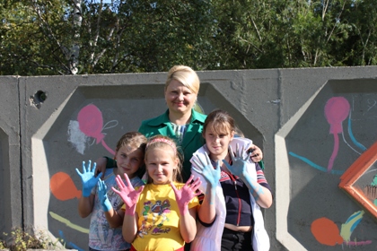Юные художники Иркутска раскрасили ограду детсада в рамках проекта Татьяны Семейкиной «Наш город самый лучший»