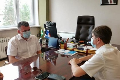Денис Некипелов обсудил строительство новой школы в Усть-Куте с мэром района Сергеем Анисимовым