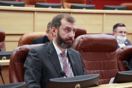 Александр Ведерников предложил законодательно закрепить право учеников 1-4 классов негосударственных школ на бесплатное питание