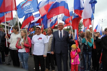 Сергей Брилка принимает участие в автопробеге в честь Дня Государственного флага России