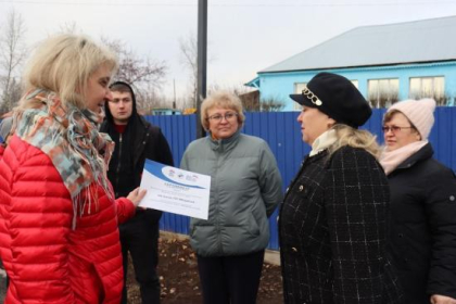 Наталья Дикусарова передала школам Куйтунского района сертификаты на учебники и оборудование для предметных классов