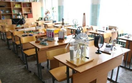 В двух школах поселка Чунский к концу года оборудуют учебные лаборатории физики и химии