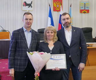 Александр Ведерников вручил сертификаты на покупку учебников директорам школ в Черемхово