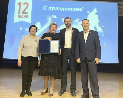 Александр Ведерников вручил награды к профессиональному празднику медработникам Катангского района