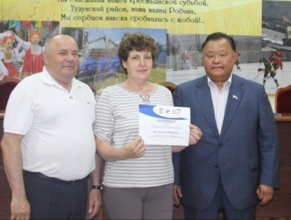 Кузьма Алдаров вручил директорам школ Тулунского района сертификаты на приобретение учебников