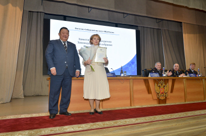 Кузьма Алдаров вручил награды сотрудникам Восточно-Сибирского института МВД России