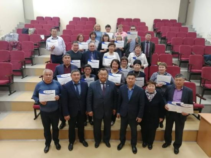 Кузьма Алдаров вручил сертификаты на приобретение учебников школам Эхирит-Булагатского района