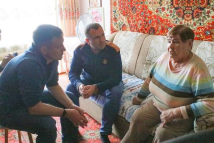 Виталий Перетолчин и Артём Лобков посетили старожилов и ветеранов Усть-Илимского района