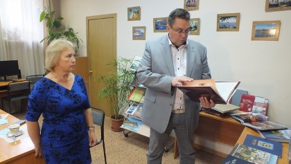 Книги об Иркутске и знаменитых горожанах подарил библиотеке №21 Андрей Лабыгин
