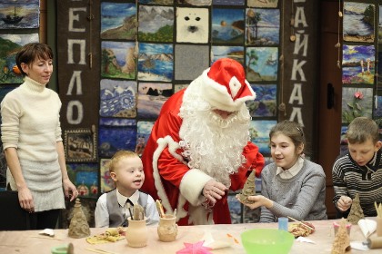 Работа Мастерской Деда Мороза завершилась елкой для детей-инвалидов в Иркутске