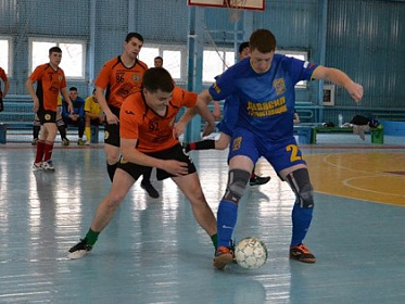 В благотворительном турнире сыграли футболисты Ангарска при поддержке депутатов ЗС