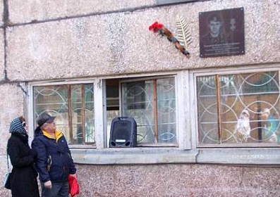 Мемориальную доску на школу №30 в Братске в честь погибшего солдата помог установить Николай Труфанов  
