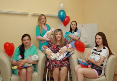 Сергей Брилка вручил свидетельства о рождении детям, родившимся в День России