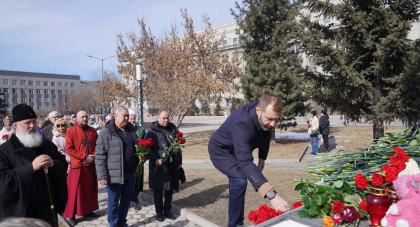 Цветы в память жертв теракта в «Крокус Сити Холле» возлагают к стихийному мемориалу в Иркутске