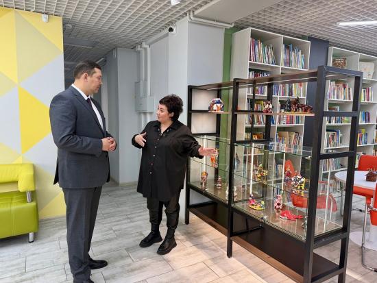 Результаты капитального ремонта библиотеки в Шелехове оценил депутат ЗС Фёдор Саломатов